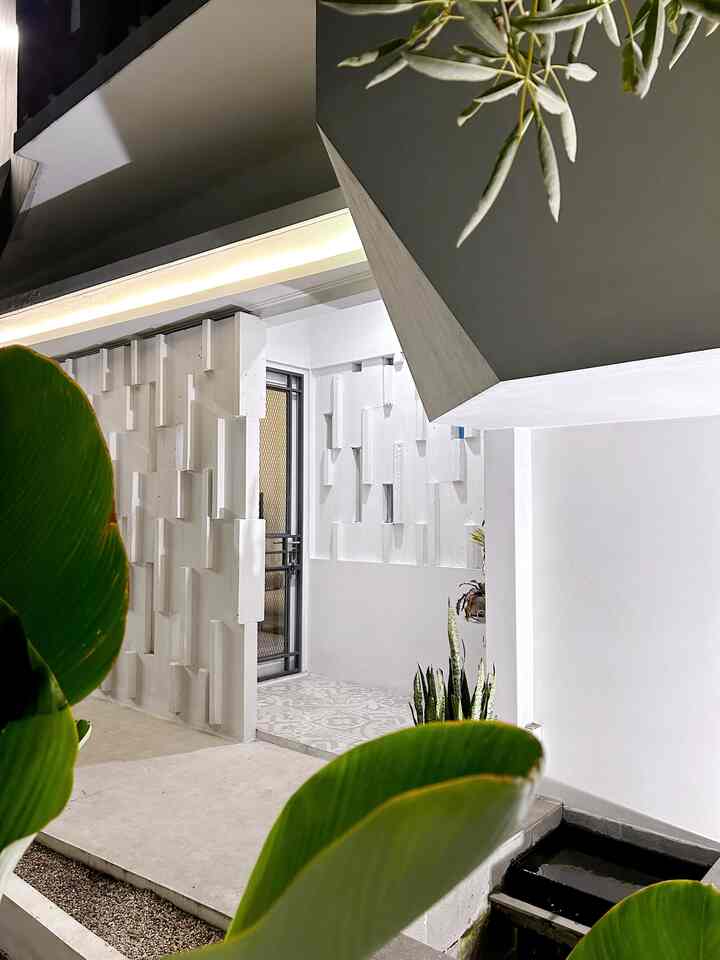 Sebetulnya pintu utama tidak sengaja disembunyikan. Konsep awal jendela dan pintu utama menggunakan model kisi-kisi kayu, tapi karena terbatas budget pengeluaran akhirnya diganti dengan susunan hebel dan memindahkan pintu utama ke samping sehingga tidak terlihat tersembunyi. #pintumasukutama #enterance #boemisaturnus #scandinavian #design #bandung