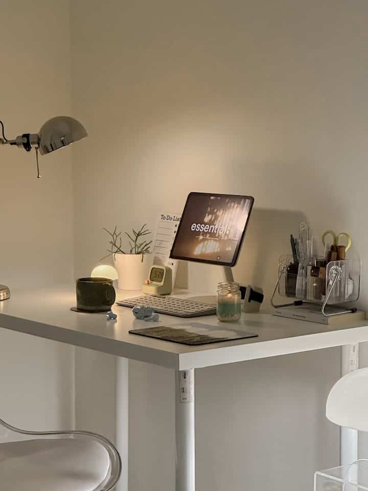 Untuk mempercantik area workspace aku biasanya menambahkan item dekorasi seperti tablewear hingga scented candle, karena selain aesthetic suasana menjadi lebih hidup dan cozy.

#roomdecor #deskdecor #dekorasilowbudget #minimalis #lowbudget
