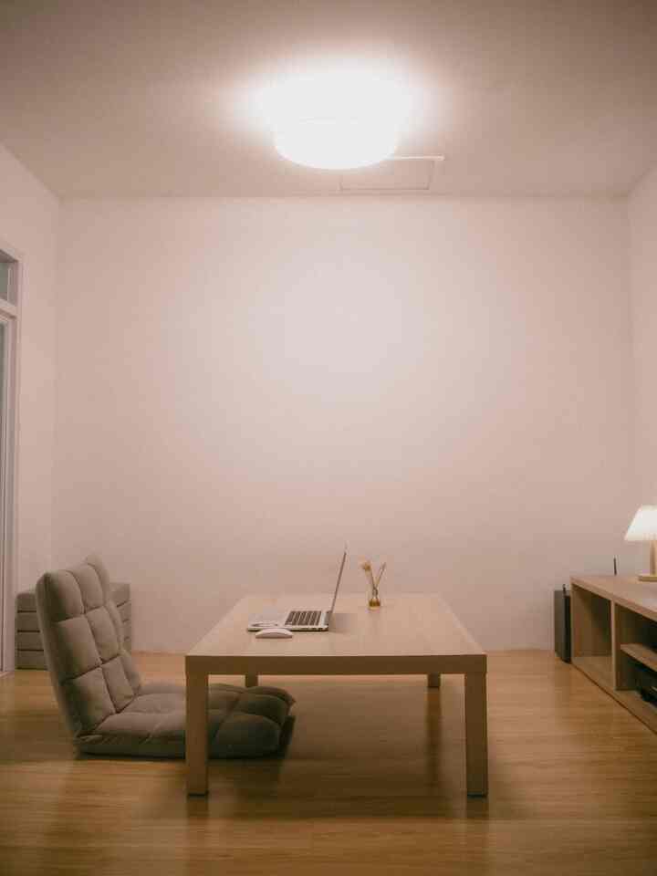 Karena space di rumah kami yang terbatas, kami menggunakan tempat ini untuk berbagai macam ruang, seperti ruang tamu, ruang kerja, ruang makan, dll. Pemilihan barangnya pun jadinya disesuaikan agar bisa dipakai sesuai kebutuhan, kalaupun tidak dipakai bisa langsung dikeluarkan (seperti kursi & bantal lesehan)

#rumahmungil #tinyhouse #nevertoosmall #kyoohouse