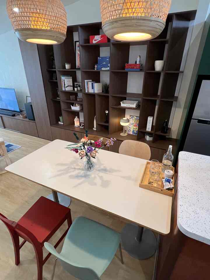 Spot favorit semua tamu yang berkunjung, ruang makan! Letak ruangan yang betada di jantung rumah membuat ruang makan ini menjadi area yang sangat terbuka dan mudah berkomunikasi dengan ruangan lainnya. Kursi yang tidak sama, baik bentuk maupun warna, sudah diinginkan dari dulu karena membuat ruangan tidak terasa flat dan bosan.

#DiningRoom #UniqueRoom #UniqueDecorative #RumahCluster #LivingAlone #UniqueChair