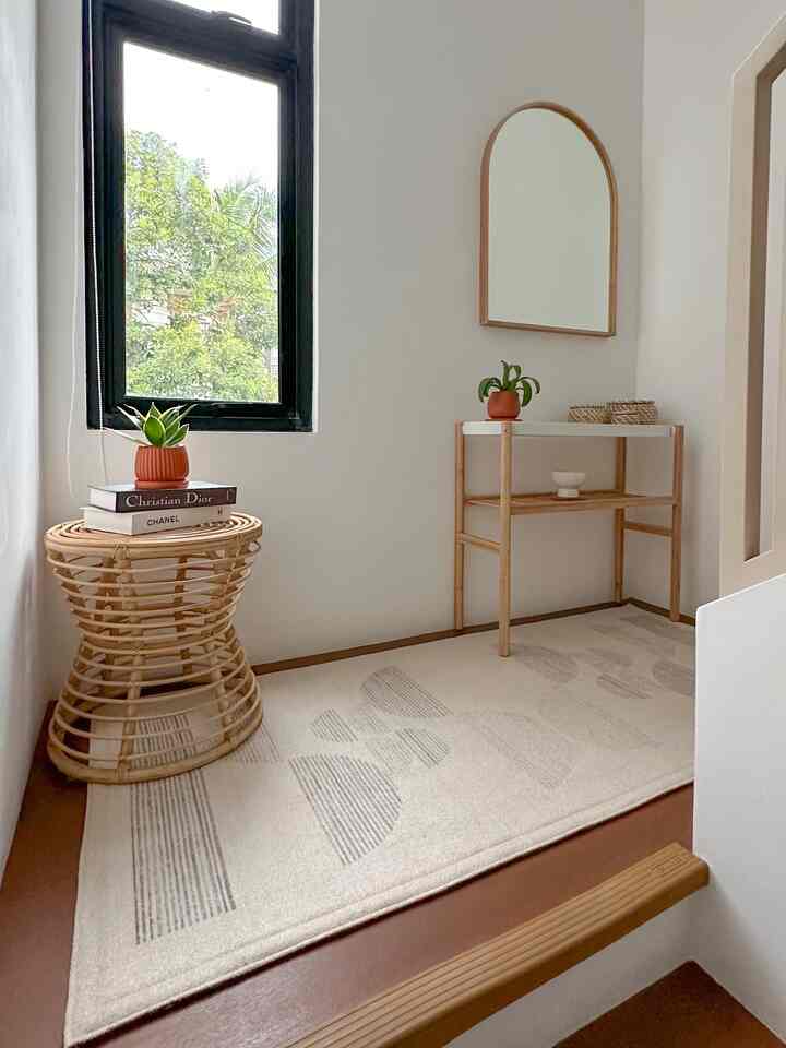 Re-decorate

The stair area has been slightly modified for renewal, the tall flower pots have been replaced with rattan tables that are more in tune with the surroundings. Is it suitable or not?

#scandinavian
#japandi
#nordic
#koreanhome
#stairs
#stairwall
#homestylingbyarieskamarina
#homedecor
#arieskamarina