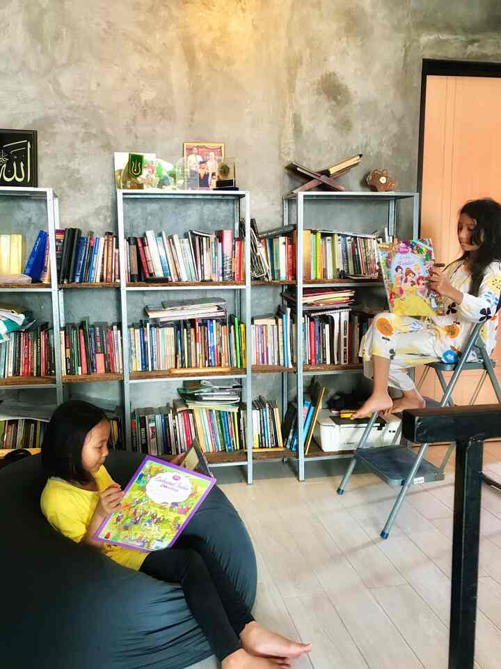 #ruangbaca yang berukuran tidak terlalu besar, namun cukup untuk menyusun buku-buku kesukaan kami.
Ruangan berukuran #10m2 masih dengan nuansa #rustic dan #industrial #ikea #krisbow 