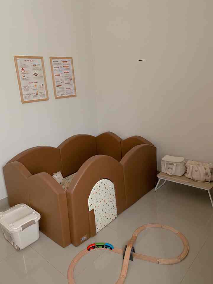 𝘛𝘰𝘥𝘥𝘭𝘦𝘳 𝘗𝘭𝘢𝘺𝘳𝘰𝘰𝘮 👦🏻🪜🎲

Seperti ruangan lainnya, area ini di dominasi warna white & wood. Belum terlalu banyak pernak pernik karna mengingat anak kami yg sangat aktif, sudah membuat kami kewalahan membersihkan mainan yang ada sekarang 😅

Bumpermat menjadi sangat penting ketika mengurus anak tanpa art/babysitter, makanya item ini yang pertama kali masuk ke ruangan ini. 

Semua barang yang ada di playroom anak ku ini aku beli di marketplace. 

#kidsplayroomstyling
#kidsplayroomdecor
#kidsplayroommakeover
#kamarbermain 
#kamaranaklaki
#kamartoddler
#ruanganak-anak 
#bsd
#rumahcluster