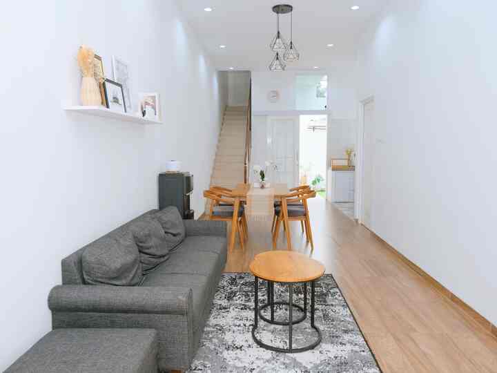 Ruangan Openspace di rumah 🏡

Ruangan ini adalah ruang tamu yang menjadi satu dengan ruang makan, kami mendekornya tanpa sekat supaya terlihat semakin luas. Furniture yang kami pilih adalah furniture minimalis dengan tone warna netral dengan beberapa sentuhan kayu. Bentuk yang kami pilih untuk perabot rata-rata bentuk yang firm atau tidak bulky, supaya tidak terkesan memenuhi ruangan. Cat tembok putih juga membuat ruangan terkesan luas.

#rumahminimalis #openspace #inspirasidekor #dekorasirumah #japandi #ruangtamu #ruangmakan #mydreamhouse #bighouseinspo #rumahbesar