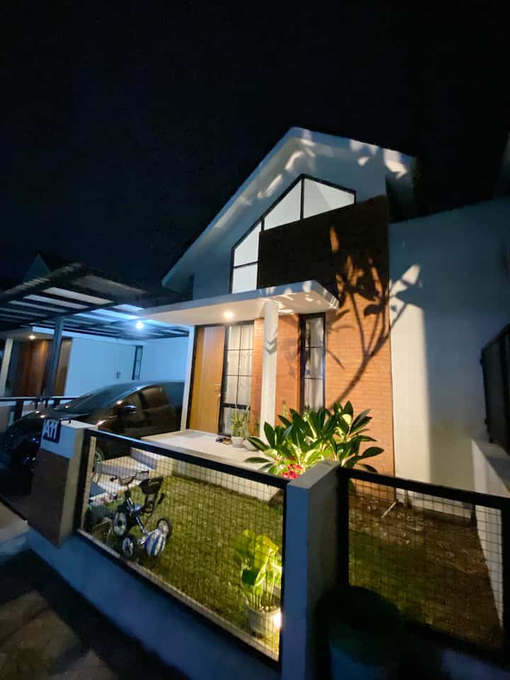 Fasad versi  night vs day ✨

hai teman2 lama bgt yah ngga posting fasad rumahku..
Fasad yg di rumahku bertema industrial.
kenapa kok aku memilih tema ini? karena aku suka gayanya, maskulin dan ganteng bgt dilihatnya 😁
nah utk mewujudkan tema ini, aku menggunakan ornamen batu bata dan pagar yg berwarna hitam..
selain itu aku jg menggunakan warna2 seperti dark grey untuk lantai carport dan motif cokelat kayu untuk pintu agar menambah kesan industrialnya..

tips dariku jika kalian ingin memakai tema industrial untuk fasad, kalian bisa memadukan warna antara hitam, cokelat muda tua, abu2 muda tua, merah batu bata, dan jg krem..
untuk aksesoris pendukungnya kalian jg bisa menambahkan coaster, batu bata ekspose, bebatuan, atau semen kamprot untuk dinding..
itu bisa membuat kesan industrialnya terasa bgt ☺️
semoga menginspirasi yah ✨

#DesignFasad #IdeFasad #InspirasiFasad #IndustrialStyle #HomeDecoration
