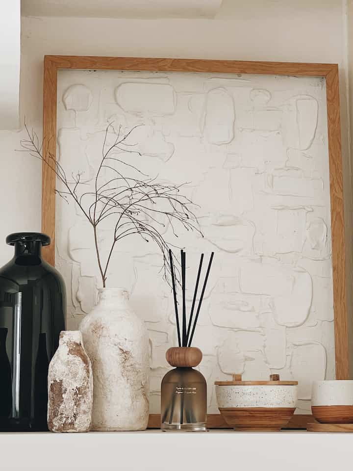 Selamat Malam semua 👋🏼 

Ini adalah dekorasi di rak dapur kami. Tema rumah kami lebih ke Japandi tapi ada sedikit wabi sabinya. Colour tone rumah kami adalah perpaduan warna cream, putih, coklat, abu-abu, dan juga hitam. 

Nah, untuk tema wabi sabi nya, kami coba DIY vase putih coklat dengan texture kasar dan dibuat berantakan karena mengikuti tema wabi sabi itu sendiri (imperfection).

Dari foto di atas, ada beberapa barang yang kami buat DIY, seperti: vase putih coklat (besar dan kecil) dan juga textured art. Semoga menginspirasi ya 😉

#casadirio #casadiriokitchen #japandi #kitchenideas #japandikitchen