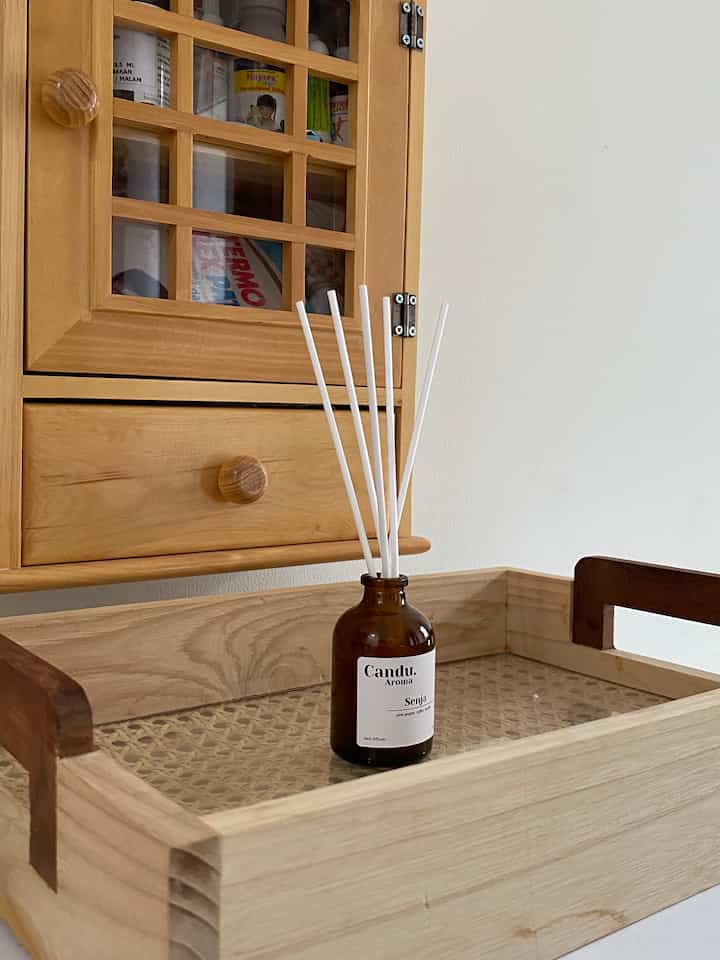 Si kecil yang bikin rumah harum 🥰

#reeddiffuser #livingroom #ruangkeluarga #ruangtamu #rumahkecil