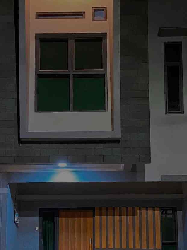 Modern minimal house facade in gray and wood tones featuring a large central window and wooden slats at the entrance, creating a calm exterior