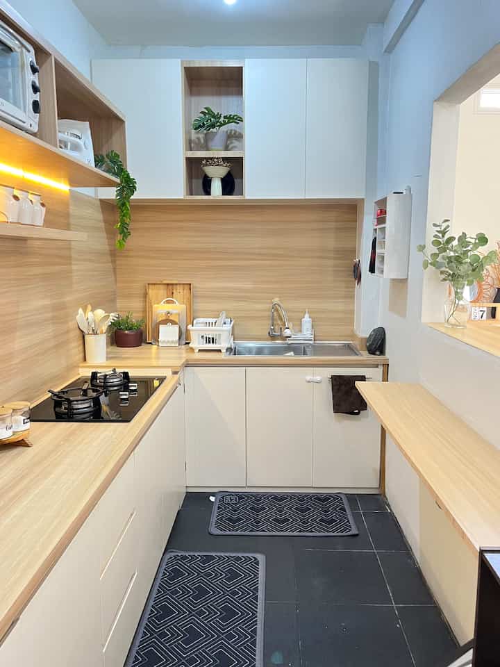 Yuk intip juga dapur bersih/dapur kering di rumah kami, dapur ini cukup kecil, hanya berukuran 2x4 meter. Karena ukuran yang kecil ini juga, dapur ini digunakan untuk memasak yang ringan-ringan saja. Ada dua dapur di rumah kami, yang satunya memang dikhususkan untuk memasak yang heboh hehe.

Pemilihan bahan untuk interior/furniture didapur bersih ini masih dengan memadukan warna putih dan motif kayu berbahan HPL yang memang sangat mudah untuk dibersihkn.

#kitchenstyling #kitchendecorideas #kitchenmakeover
#dapurmodern #dapur 