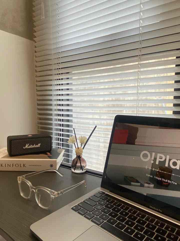 Pojokan kamar yang biasanya jadi tempat ngedit atau nge-drakor. #smalldecorations #hiasanrumah #pernakpernikrumah #pernakpernikruangan #kamartidur #hobi