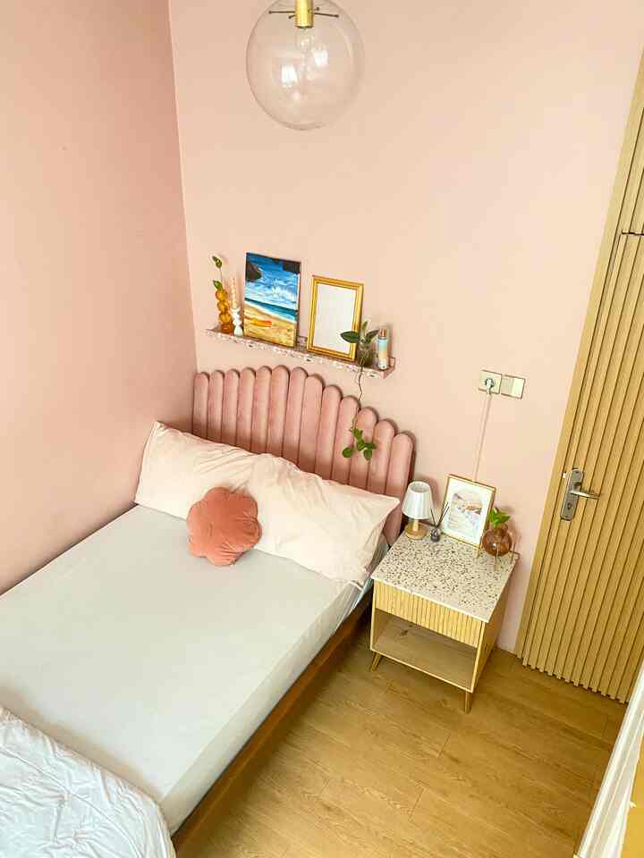 Custom desain bedside table dari terrazzo biar berasa tidur di Cafe ☕️

Sejujurnya aku adalah pecinta material terrazzo, apalagi yang berwarna pastel & pink✨ Tapi sayang banget pengolahan material ini belum terlalu banyak variasinya di Indonesia. Aku sempet coba cari-cari model bedside table dengan model ini tapi susah sekali dan hampir gak ada. Akhirnya aku memutuskan buat desain custom bedside table sendiri dengan mencari berbagai vendor yang sesuai denga selera & budgetku.

Untuk top table terrazzo aku custom dari IG: @onyxhomeliving_terrazzo yang udah berpengalaman export terrazzo. Selain itu macam-macam variasi terrazzonya banyak yang lucu-lucu. Agar terlihat lebih natural, badan nakas/bedside table menggunakan kayu yang aku custom dari @asheshomeid karena harganya sangaat terjangkau dan hasil desainnya sesuai dengan ekspektasiku.

Sedangkan untuk memberikan kesan yang “luxury”, aku menambahkan aksen gold pada nakas, seperti pada tarikan laci dan kaki furniture yang aku beli terpisah di Shopee.

Untuk desain nakas sendiri, aku sengaja buat top table terrazzo yang tidak menempel permanen pada bada nakas. Sehingga top table bisa menjadi multifungsi sebagai alas foto produk juga. Untuk aksen laci, aku buat ornamen garis untuk menyelaraskan dengan furniture existing &bkonsep interior kamar.

Pada bagian badan laci juga aku buat tengahnya terbuka. Ada 2 keunggulannya; yaitu agar lebih hemat karena tidak banyak menggunakan kayu, dan agar nakas tetap oke ketika diletakkan di tengah ruangan.

Untuk proses lengkapnya dari ide desain, gambar kerja furniture, komunikasi dengan vendor, dan lainnya, bisa cek di channel YouTube @ilfinsight. yaaa🫶🏻💖✨

#customfurniture #personalizedfurniture #uniquefurniture #artdecocontemporary #minimalist #rumah #bekasi #rumahkeluarga
#bedsidetable #nakas #terrazzo
