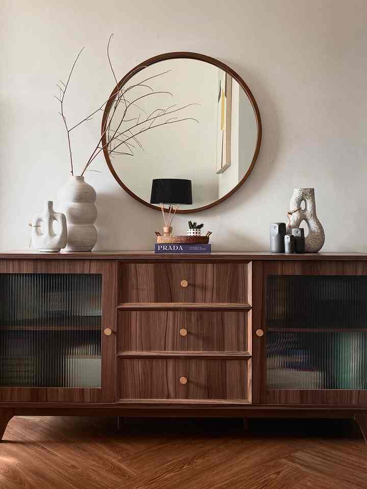 Area foyer ini aku dekorasi gaya vintage biar lebih sesuai dengan kabinet yang pakai morru glass.

Warna coklat gelap dan dekorasi pendukung seperti vas yang berwarna putih dan abu abu untuk membuat kesan lebih natural

#fancybudgetminim #loweffortfancy #spilldecorlowbudget #midcentury #vintage 