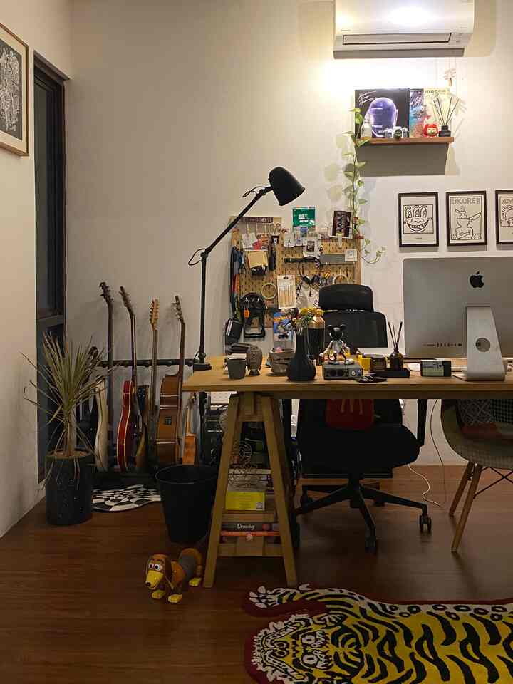 Saat pertama kali merenovasi rumah ini, kami sengaja membuar ruangan ini yang paling spesial. Karena rumah ini dibangun saat kami pandemi, membuat ruangan ini akan menjadi ruangan yang paling sering kami gunakan selama work-from-home. Terletak di bagian depan rumah kami, bersebelahan dengan ruang tamu, membuat ruangan ini menjadi "soul" untuk #rumabatari. #workstudio #workarea #homeworking #lenmarcstudio #midcenturymodern #oursoul #myhomejourney #ceritarumahku #myfavoriteroom