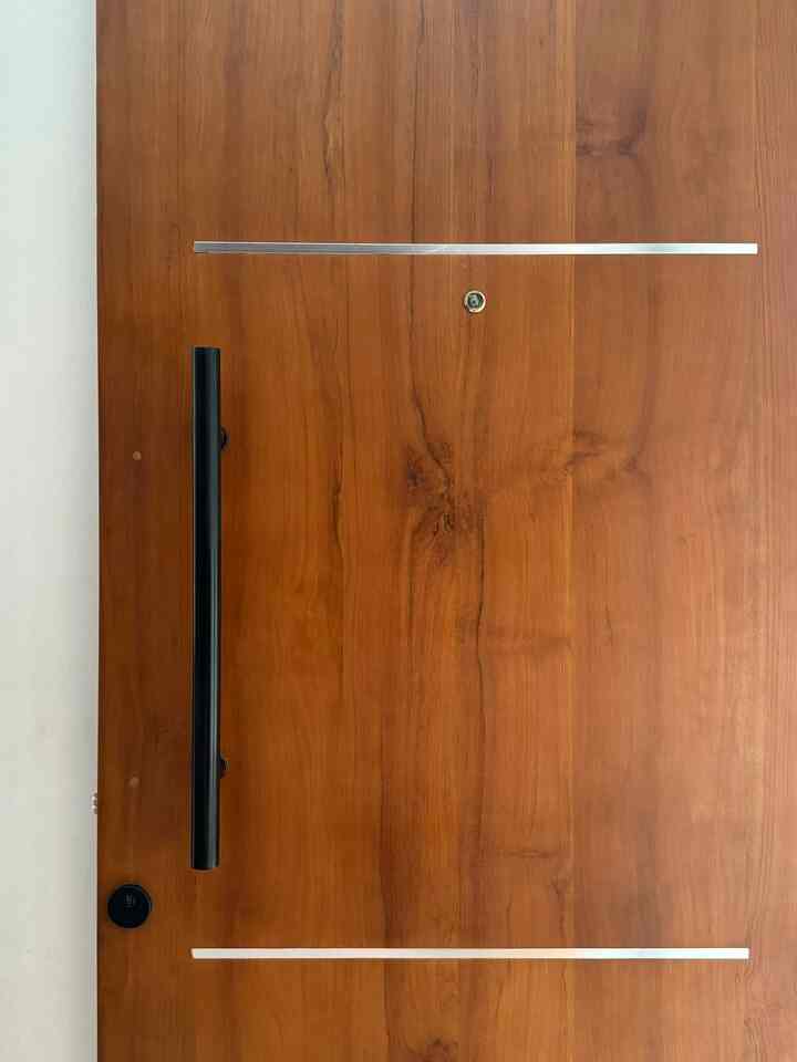 Pintu adalah salah satu bagian yang sangat penting dari sebuah rumah. Selain untuk melengkapi rumah, pintu juga bisa mempercantik rumah dengan desainnya yang unik.

Di rumah 43, aku memilih Pintu Kayu Minimalis Jati. Desain minimalis yang tampil elegan dan simple sangat cocok dgn style di rumah 43. Pemilihan kayu jati sebagai rangka ini membuat tampilan pintu ini lebih elegan nan mewah, karena kayu jati mempunyai warna dan mempunyai urat kayu yang indah. Tidak lupa aku pakaikan handle pintu warna black doff supaya terlihat bold.

#pintukayu 
#kayujati 
#entrance 
#pintuminimalis 
#desainpintumasuk 
#pintumasuk 