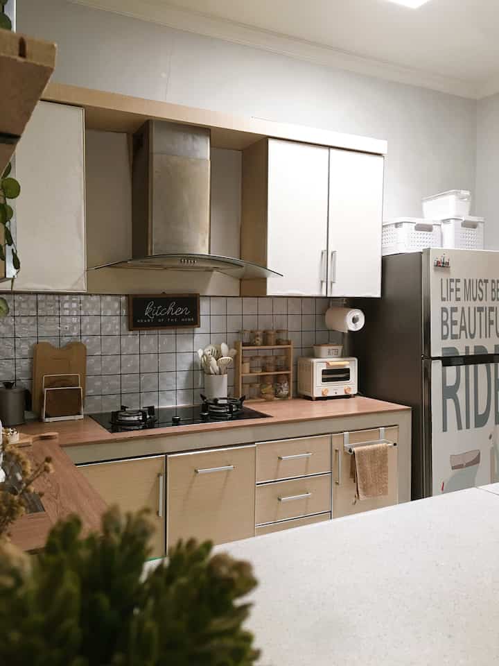 Kitchen Set japandi minimalis 🤍

Konsep Open Space, nyambung dg area island table dan livingroom, alasan memilih konsep ini, agar rumah terlihat luas, bisa memantau kegiatan anak ketika maen d ruang tamu, membuat area dapur tidak lembab, bonus nya estetik.

Semoga bermanfaat ya🤍

#makeoverdapur #dapuraesthetic #japandi #openspace #kitchenset #detailmaterial #dapurbersih #bekasi #scandinavian #idedekorasi