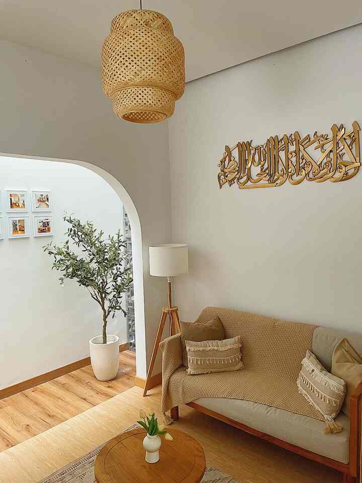 Inspirasi ruang tamu bertema scandi boho, masih dengan nuansa kekayuan dan webbing rottan. Ruang tamu sengaja dibuat agar memisahkan antara ruang publik dan ruang privasi dirumah ini.

#livingroom #minimalis #minimalistlivingroom #scandinavian #scandiboho #ruangtamu #inspirasi #rumahcluster #rumahdengananak-anak 