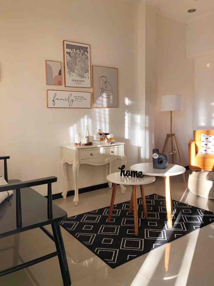 Tidak perlu sering2 membeli pernik dekorasi
Memakai yang ada pun tidak masalah
Cukup menukar posisi pernik dekorasi dari ruang satu ke ruang lainnya 💕

#traykayu
#vase
#vaseceramic
#iuiga
#vaseiuiga
#ruangtamu
#hauz191
#karpetruangtamu
#mejakonsol
#framedecor
#mejaruangtamu
#mejabulatsusun