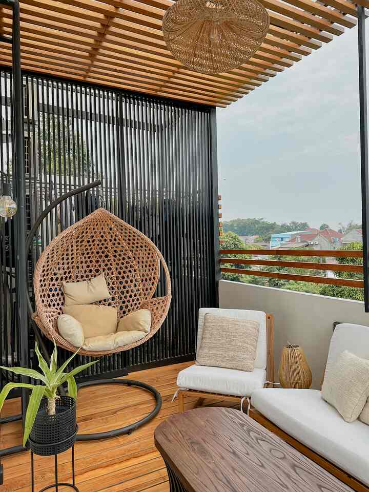 Bicara soal favorite room dirumah ini,

Jujur bisa dibilang hampir semua ruangan dirumah ini aku suka,
Tapi sekarang2 ini aku lagi favorite banget sama mini rooftop ini..

Punya rooftop memang jadi salah satu impian kami saat merenovasi rumah ini..
Terkadang kami bisa menghabiskan waktu libur disini sambil baca2 atau ngobrol.
Atau bahkan sesekali bisa work from home di area ini…

Dan ayunan ini menjadi salah satu furniture yang wajib banget ada saat ingin mengisi furniture..
Seru banget santai sore disini…

#MyFavoriteRoom
#MyHouseStory
#MyFavoriteItems
#JapandiHouse #JapandiHome 
#InspirasiRooftop 
#RooftopRumahMinimalis 