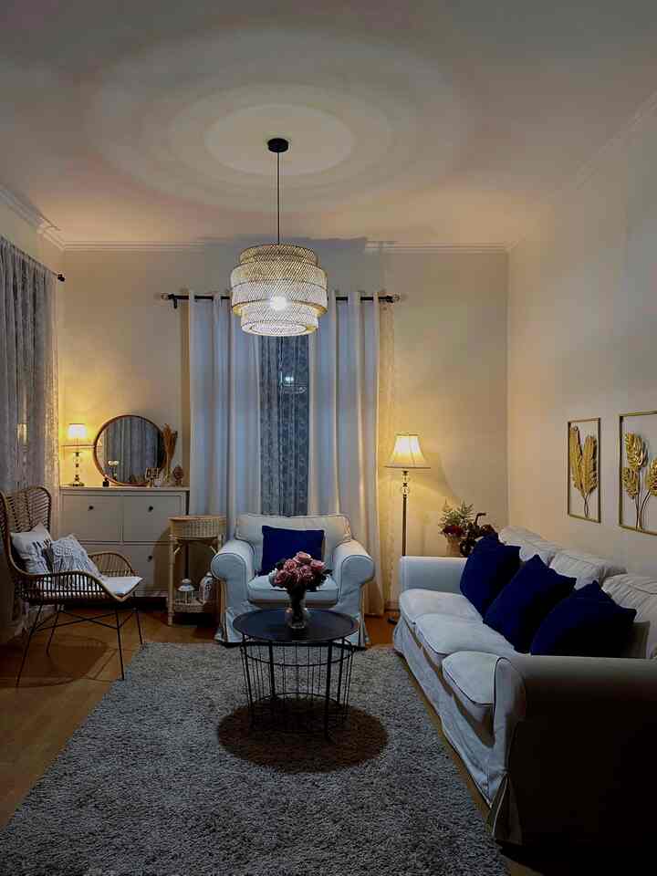 Selamat malam.
Untuk pencahayaan malam kami menggunakan lampu dengan bohlam warna kuning, agar suasana malam menjadi hangat dan tidak terlalu terang. 

Untuk tips pencahayaan pada ruang tamu. Pilihlah lampu yang tidak terlalu besar dan bohlam lampu dengan watt kecil. Letakkan lampu disudut ruangan agar terlihat estetik. 

#NightVibes
#LightingIdeas
#LightingInspiration