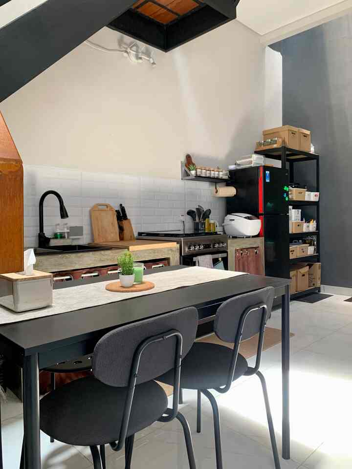 Masih cerita tentang dapur segaris industrial versi kami.
Kali ini akan membahas tentang keran dan sink. Dari awal ketika membeli rumah ini, kami memang berencana dapur inilah yang akan dijadikan nyawa industrialnya, dengan meja cor semen eksposnya, tentu harus ada penunjang sisi industrial dari komponennya, seperti sink dan kerannya. Alhasil pilihan jatuh kepada keran dan sink berwarna hitam. Karna warna hitam memberikan kesan lebih kuat, kokoh dan maskulin, sehingga cocok digunakan pada tema dapur industrial kami.
#industrial #homedecorinspo #aesthetichomedecor #rumahdeveloper #tangsel #70m2
