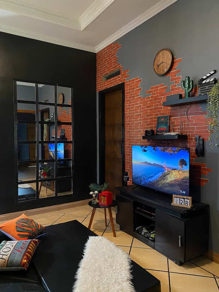 
Haii semua salam hangat dari rumah kecil kami yang mendominasi tema industrial, kesan sederhana santai dan minimalis yang akhirnya membuat kami memilih konsep rumah ini.. selain itu aku juga suka barang-barang yang unik dan vintage salah satunya ada di toples kaleng ini.. 
untuk saat ini konsep industrial vintage kami hadirkan si ruang tv ini dan dapur. perlahan sambil membenahi untuk ruang lain juga.. 
untuk elemen dekorasi mendominasi kayu dan besi

Semoga menginspirasi 🙂 

#Industrial #vintage #homedecorinspo #roomdecorinspo #aesthetichomedecor 