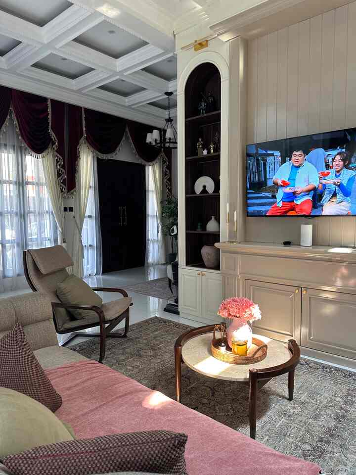 Modern Classic Living Room

Living Room yang ada di Rumah Shelica merupakan spot favorite untuk keluarga ku terutama anak-anak. Mereka senang main dan istirahat di living room ini. 

Living room ini aku desain dengan nuansa modern classic sesuai dengan tema rumah. Dengan dominasi warna coklat membuat living room ini terasa hangat dan nyaman🤍

Semoga living room ini menginspirasi teman2🤗

#classicmodern #rumahshelica #rumahdeveloper #homedecor #livingroom #bsd #cisauk #serpong #ruangkeluarga #homestagram 