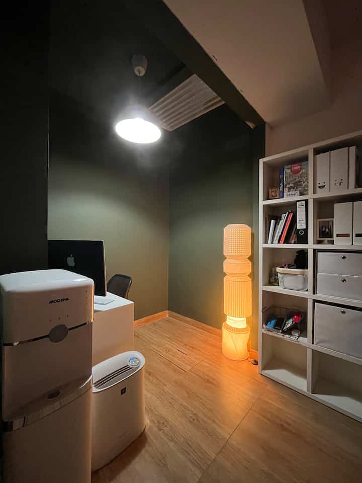 Renovasi dan Menata rumah tanpa jasa Arsitek /Interior Design, bukan hal mudah .. tapi bisa kq 😁

Salah satu caranya, kami cari-cari tips dan inspirasi dari berbagai arsitek/interior designer yang ada di Instagram ..
Satu hal yang kami terapkan.. yaitu WAJIB ada VOID! Meskipun lahan terbataassss… !

Rumah mungil kami yg isi lantai satunya adalah communal space.. jadi ada 4 aktivitas yang dilakukan disini, Masak, Makan, Nonton dan Kerja memaksa kami untuk melakukan pembangunan diarea kecil ini (awalnya tanah, dgn uk. 2 x 1,5 meter), area ini mau tidak mau harus di cor dan didak supaya kami punya laundry space di lantai 2. Tapi kami tetap mau ada VOID, maka dari itu dibuatlah seperti sekarang ini ! Hahaha
Dak lantai 2 nya dibagian kiri, didak untuk menambah space di kamar anak dan space untuk mesin cuci, yg sisi kanan kami tidak dak tapi dibuatkan besi hollow galvanis + expanded metal.
 Tujuannya supaya 
1. Ruang lantai 1 punya VOID.
2. Area tsb masih bisa diinjak untuk menjemur baju.

Fungsional bukaann.. hihiiihi
Kalau bisa dapat 2 fungsi kenapa pilih 1 😏

#rumahtanpaarsitek #selfrenovation #DIY #Japandi #Minimalist #rumahmungil #50m2 #karawaci #tangerang