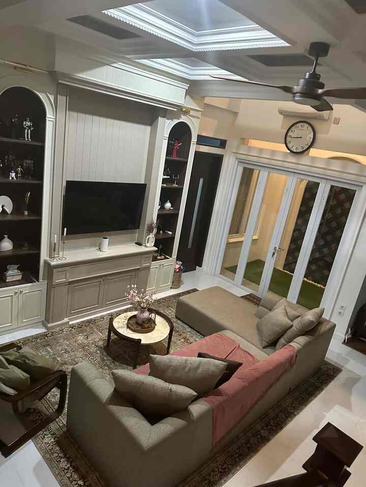 Modern Classic Living Room

Hi friends, I want to share the family room decoration at Shelica's house. This family room applies a modern classic concept which is dominated by earth colors with brown nuances. I chose to apply this modern classic model according to my preferences and the facade of my house.

To support the concept of a modern classic house, I use furniture that supports this concept such as a modern classic sofa, backdrop and TV cabinet with a modern classic feel with a duco finish, vintage style carpet, etc.

Hopefully it will inspire🤍

#modernclassic #classic #homedecorinspo #roomdecorinspo #aesthetichomedecor #serpong #rumahdeveloper