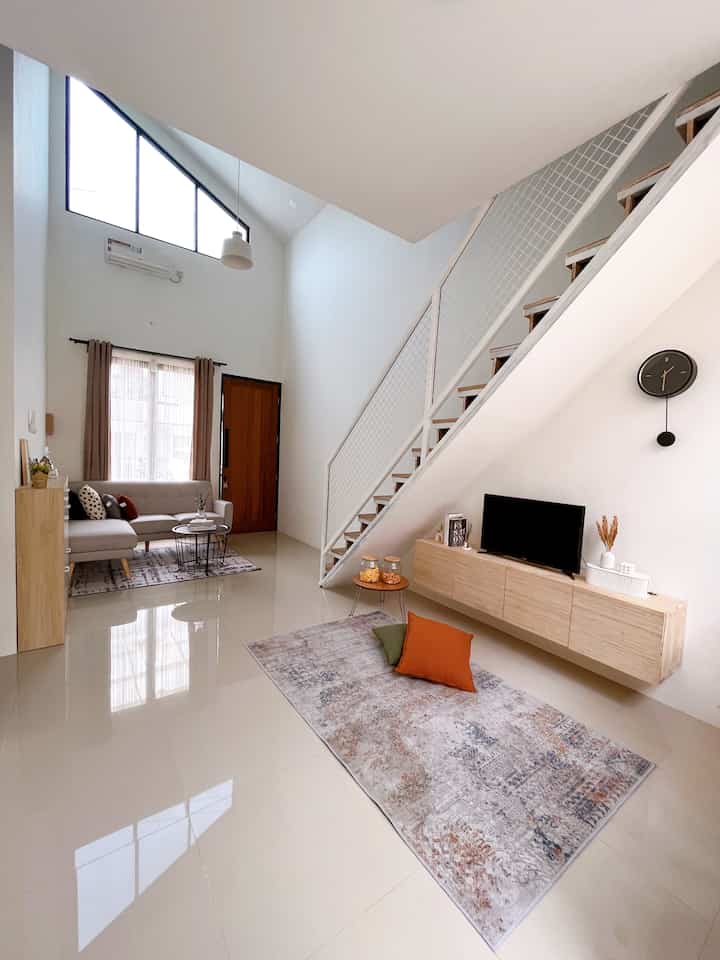 rumapertama yang bertema Open Space seperti yang terlihat digambar area ruang tamu dan ruang keluarga/TV menyatu sehingga memberikan kesan ruangan lebih luas dengan nuansa warna senada 🤍🧡🖤
#rumapertama #rumahsegaris #japandi #scandinavian #homedecorinspo #aesthetichomedecor #rumahcluster #depok #aesthetic #simple #homedecor