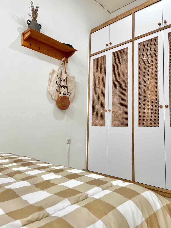 Color palette di bedroom japandi rumah.alel

Jika mendengar japandi style sudah pasti sudah yang terbayang adalah warna-warna netral perpaduan putih, cream dan coklat. Seperti di master bedroom rumah.alel ini, yang dominan cat dinding warna putih dan dekorasi cream dengan tambahan aksen kayu dan rattan. Mengaplikasikan color palette ini di bedroom membantu waktu beristirahat lebih nyaman dan lebih rilex.

Dengan adanya color palette dapat mempermudah dalam menerapkan style yang ingin diterapkan pada dekorasi ruangan. 

#BringColorToMyHome
#HomeColorPalette
#HomeColorDesign
#Japandibedroominspiration
#inspirasibedroom
#japandi