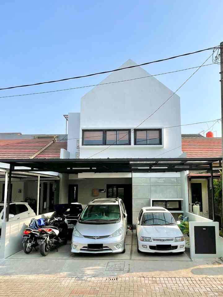 Fasad simpel di rumah.alel berbentuk segitiga dengan cat putih ala scandivian, dipadukan dengan dinding cement expose ala industial style. 

Tone warna yang simple seperti putih, dan abu-abu pada dinding, hitam pada kusen dan canopi mendominasi tampilan fasad juga sentuhan unsur kayu pada pintu, tirai dan box MCB untuk mempermanis fasad.

Karena paksu hobi otomotif maka butuh lahan yang luas untuk menyimpan kendaraan. Hal ini yang membuat hampir 1/2 luas tanah dipakai untuk garasi, hehe. Tapi tetap menyisakan sedikit lahan untuk tanaman hijau agar fasad lebih fresh dan terlihat tidak membosankan.

#designfasad
#ideafasad
#inspirasifasad
#scandinavianfasad
#industrialfasad