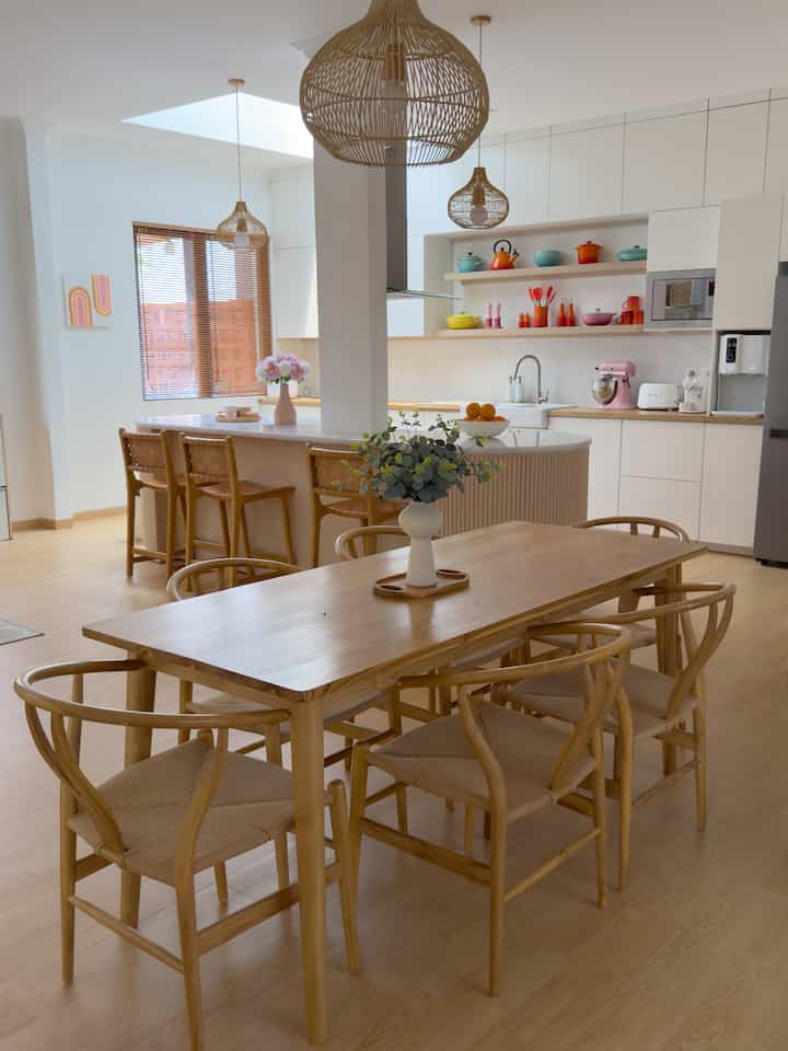 Dining table set ini saya custom di Julian Furniture Jepara. Sayangnya mereka belum ada website dan tidak ada di Marketplace. Sudah menjadi wishlist sejak lama punya dining table dengan wishbone chairs. Banyak referensi rumah-rumah scandinavian yang saya lihat menggunakan wishbone chairs seperti ini. Dan ternyata hasilnya memang cantik banget dan cocok banget dirumah. Gimana menurut kalian, cocok ga?

#customfurniture
#personalizedfurniture
#uniquefurniture
#diningtable
#kitchen
#scandinavian
#japandi
#koreanhome
#whitewood
#homedecor
#homestylingbyarieskamarina
#arieskamarina
