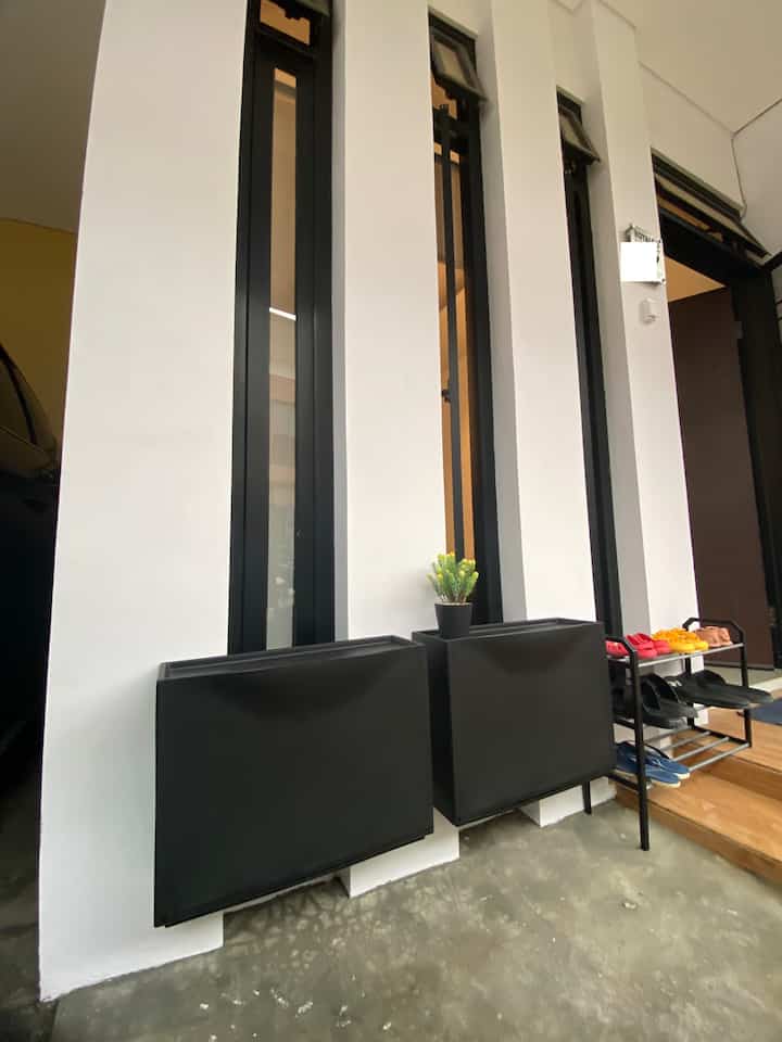 Suka banget sama si trones multifungsi dari ikea ini. Karena kami bisa menggunakannya sbg tempat penyimpanan sepatu di entrance, dan penyimpanan per-sabunan di dekat laundry room. Selain estetik, multifungsi juga lohh 😍

#dekorasifoyer #raksepatuputih #terasrumah #homedecor #storagesepatu #dekorasirumah #dekorasilaundry