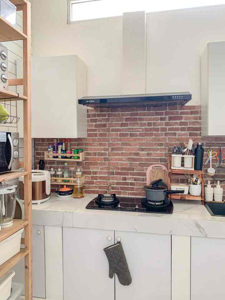 Kitchen accessories and storage..

Item paling saya suka disini adalah rak bumbu bekvam dari IKEA. Designnya pas banget, mudah sekali untuk meletakkan berbagai macam bumbu dapur, kayunya juga awet tidak pernah berjamur. Beberapa items dekoratif lainnya saya bel di marketplace namun yang paling usefull adakah cutlery handle, terbuat dari keramik dengan lubang dibawahnya mencegah air menggenang di dalam. Semua accessories kecil di dapur ini kalau di total tidak lebih dari 500.000 rupiah.


#lowbudgetkitchen #lowbudgetkutchenmakeover #lowbudgetkitchenInspiration #dapurmodern #dapurvintage 