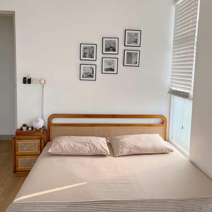 Karena ingin punya ranjang tapi masih ada bayi di rumah, maka kami menyiasati dengan custom ranjang tanpa kaki/lesehan agar lebih aman untuk bayi. Jadi kamar tidur lebih cantik dengan adanya ranjang, namun tetap baby friendly. 

#customfurniture #personalizedfurniture #uniquefurnituere #bedroom #bedroomdecor #japandi