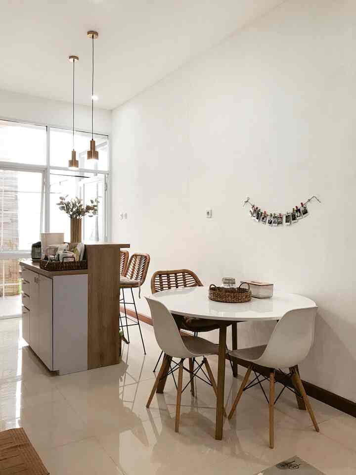 Karena saya sendiri adalah seorang desainer interior, saya sendirilah yang mendesain terrahauz_ ini, tapi tentunya dengan diskusi berdua dengan suami. Terrahauz_ aslinya tidak seluas sekarang, kami membobok tembok yang menyekat antara living room dan kitchen. Membuatnya menjadi open plan concept. Lalu, kami juga membuat small backyard yang berfungsi sebagai taman, tempat menjemur, juga tempat mencuci baju dengan semi outdoor concept. 

Menurut saya, mau rumah itu kecil atau besar, kalo ada budget nya lebih baik pakai jada interior karena benar2 bisa diarahkan sesuai kebutuhan. Jadi gak ada space yang terbuang percuma. Kalaupun gak pake jasa interior/arsitek, sebelum bangun rumah bisa cari inspirasi atau tanya2 tetangga online yang lagi renov rumah juga

#bangunrumah #renovasirumah #interiordesigner #japandi #minimalist #rumahcluster #livingwithtoddler #bandungtimur 