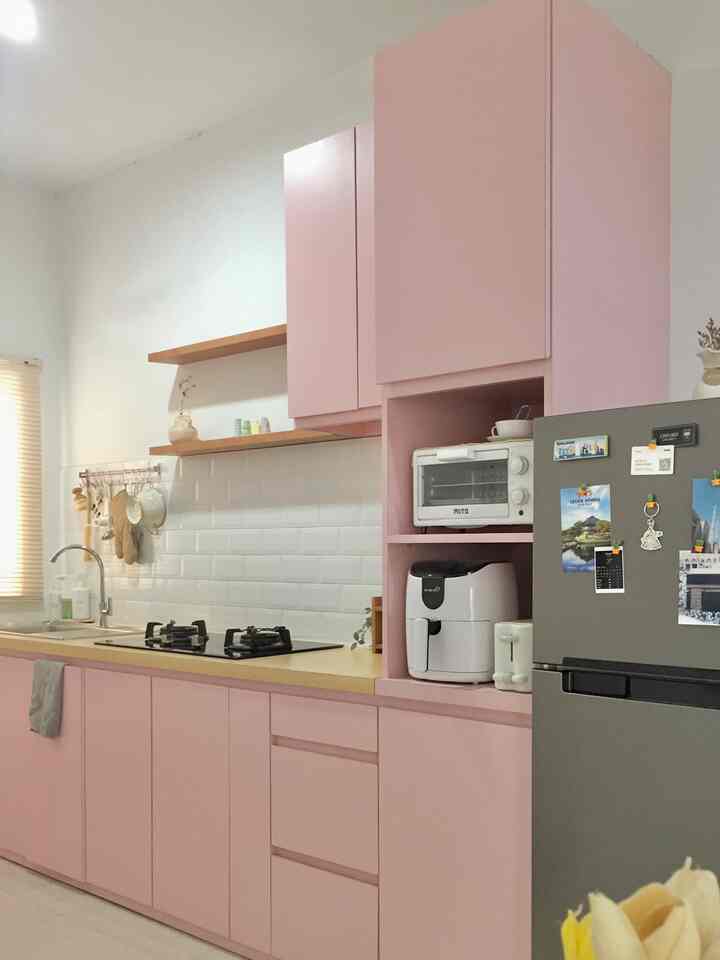 Honestly, it's a bit difficult to take a full photo of this kitchen because of its elongated shape but its position is not strategic, in the alley - around 120 cm😂

Don't have any knowledge or skills in arranging the kitchen or other parts of the house. In my opinion, the most important point so that the kitchen can bring a feeling of happiness is "neatness". Kitchen details are kept in place, everyone has their own "home". If you can add decorations, of course it will be a plus point that can be eye-pleasing❤️

#KitchenRoomDecor #KitchenIdeas #KithenInspiration #KitchenDecoration #PinkKitchen

