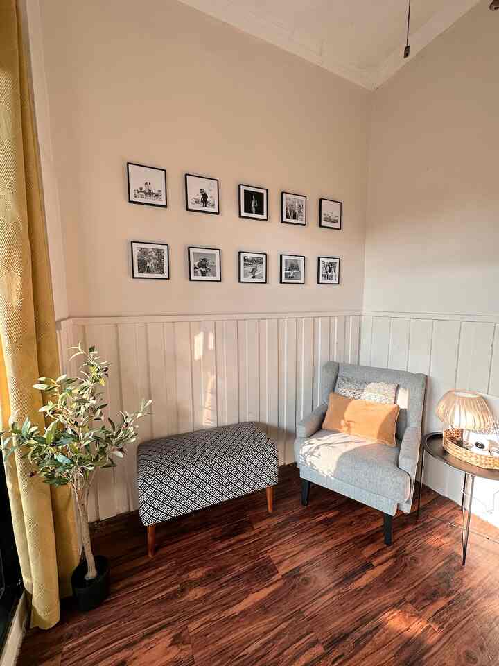 My tiny livingroom.. caraku menata livingroom yg penting ga terlalu banyak furniture, dan semua furniture nya gampang digeser.. 
Sesimpel mungkin yg ada di livingroom ini, hanya ada 1 single chair dan sofa kecil karena ruangannya jg mini jd minim furniture.. Untuk area livingroom ini banyak aku beli di informa yaa..
happy weekend❤️❤️
#livingroomstyling #livingroomdecor #livingroommakeover #tinylivingroom #livingroom