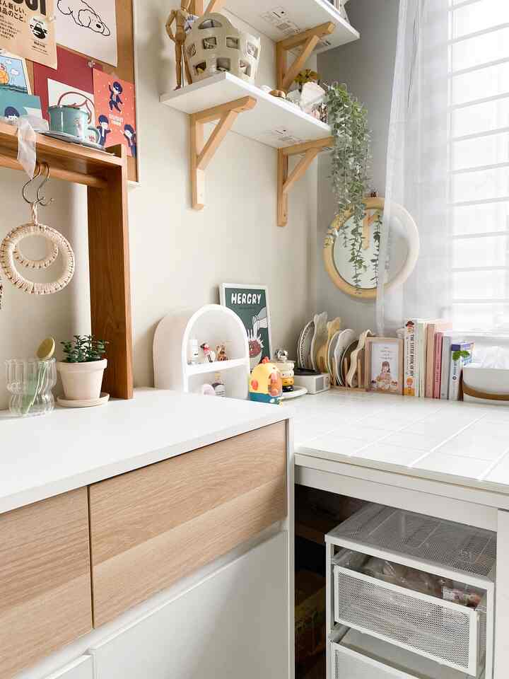 Fav corner🤍

aku pilih furniture dengan warna putih agar terlihat rapih meskipun di isi oleh banyak barang.

menaruh banyak barang lucu diatas meja bikin aku lebih mood saat bekerja.. tapi penting juga untuk melihat fungsi barangnya, sebisa mungkin yang kepake dan tidak hanya jadi dekorasi saja.

#dekorasirumah #greynaehaus #homedecoration #homedecoridea #rumahdengananak #bandung #rumahkecil 