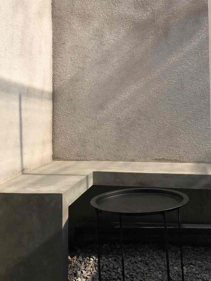 Taman kering ala coffee shop why not? Merencanakan ruang terbuka dengan konsep yang simple! Dan untuk malam hari sudut ini terkesan warm🥰

#drygarden #inspirasitaman #ruparupa #dindingkamprot #minigarden #tamankering #ruparupa