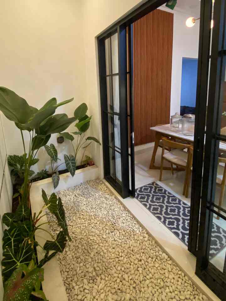 Suasana taman indoor malam hari di @bumi.kahiji. 

Taman ini terletak di samping dining room dengan luas 130cm x 430cm dengan tambahan batu coral putih karena akan dijadikan taman kering. Khusus area taman plafondnya aku buat bentuk void agar sirkulasi udara tetap bagus meskipun siang hari. 

#bandung #rumahpedesaan #minigarden #rumahminimalis #tamanindoor #taman 