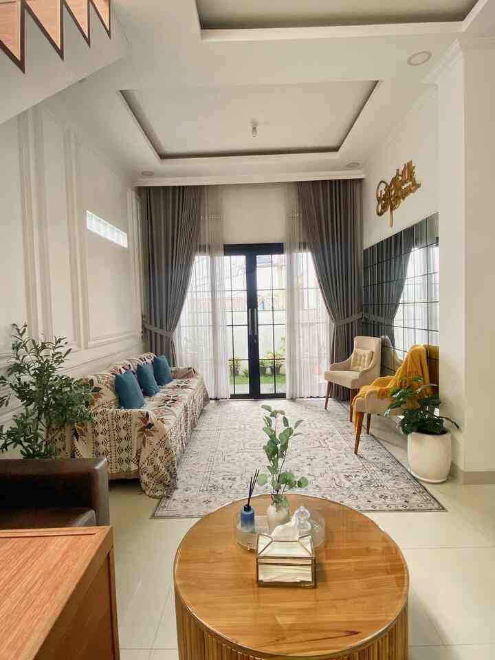 Halooo ketemuu lagi niih sama ruangan inii 😍
Ruangan ini aku temakan dengan color palette white & wood. Wood untuk meja, tangga dan white untuk tembok, kursi, lantai. Tapi biar gak terlalu monoton aku tambahkan warna lain juga seperti bantal biru, throw blanket kuning dan gorden abu. Sebetulnya bebas mau warna apapun yang dimasukan di tema ruang rumahmu, asalkan warna tersebut tidak terlalu banyak motif supaya tidak terlalu rame. 

#bringcolorsTomyhome
#homecolorpalette
#homecolordesign