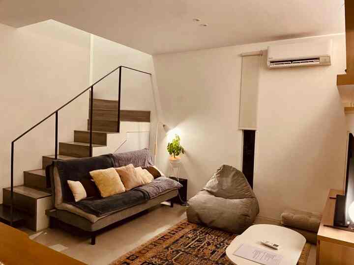 Penggunaan railing tangga minimalis serta tidak banyak tiang pegangan membuat ruangan kecil menjadi terasa lega. Ketika turun dari tangga pun jarak pandang menjadi lebih luas karena tidak ada garis2 baluster tangga yang seringkali menghalangi pandangan. Tentunya bagi anda yang mungkin memiliki anak di bawah umur agak riskan dalam memilih railing tangga seperti ini namun apabila anda mempunyai anak kecil dan ingin railing tangga seperti ini siasatnya adalah dapat menaruh handrail tambahan di sisi tembok agar tetap aman. 

#rumahmungil #decorlowbudget #rumahpengantinbaru  #rumahanak #japandi #scandinavian #depok #minimalist