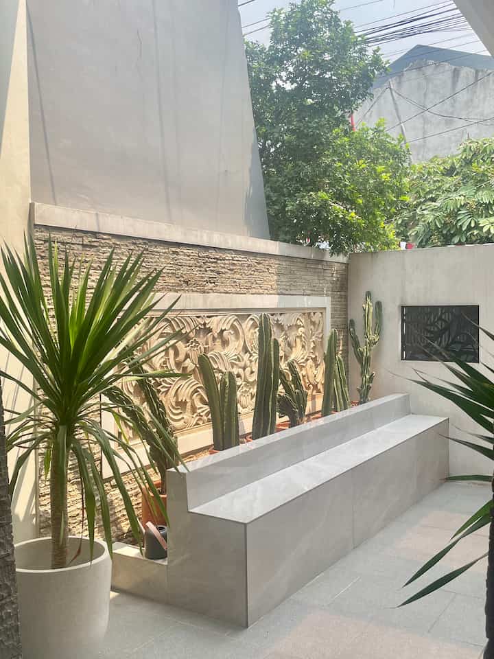 Hai, ini taman teras rumahku, sebagian carport aku bikin patio supaya ada tempat untuk nongki dioutdoor , bisa juga untuk menerima tamu yg belum terlalu dikenal disini. Aku dekor dengan tanaman kaktus dan pandan bali. Untuk benchnya aku bikin pakai beton dan dilapisi granit supaya awet dan mudah dibersihkan.

#landscapgarden #landscape #terasrumah #tamandepanrumah #tamanrumah #patio #halamanrumah #carportrumah 