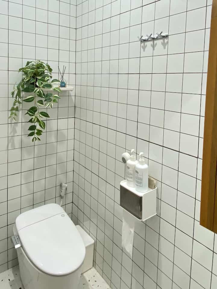 Simple bathroom😍

Kamar mandi dominan putih gini ternyata bikin ruangan terasa lebih besar dan clean🥰 #kylehome #bathroom #minibathroom #aesthetic #kamarmandiminimalis 