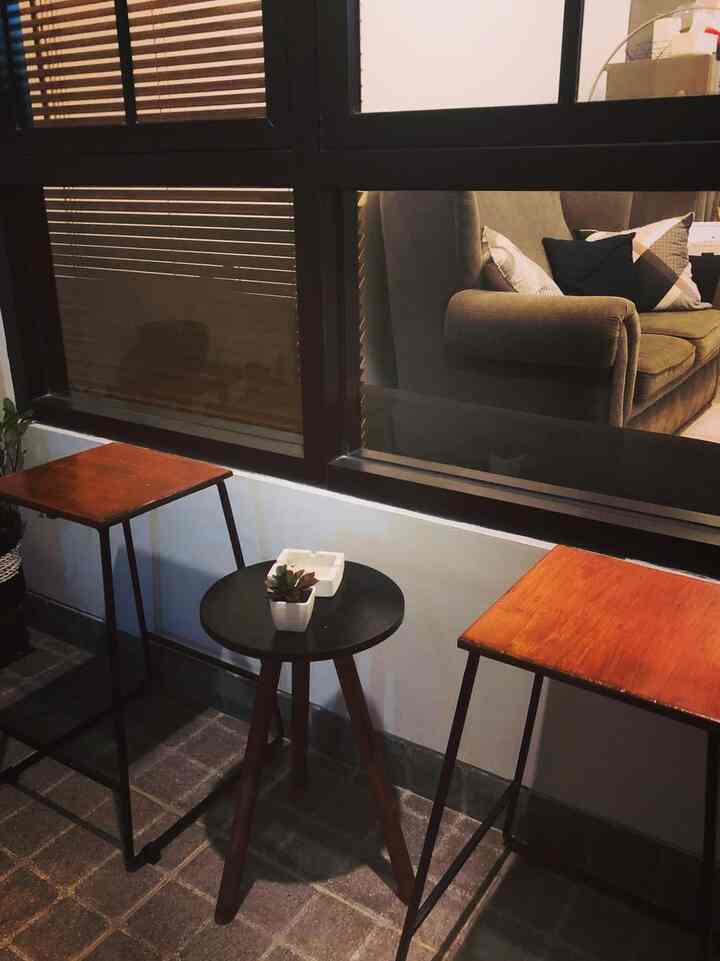 Terrace Day n Nite

Dengan pemilihan warna yang masih monocrom ditambah dengan kursi besi dengan dudukan kayu serta meja teras bulat dengan warna senada menjadikan suasana siang dan malam menjadi hangat.

#smalldecoration #decorationsinspo #hiasanrumah #pernakpernikrumah #tangselarea #rumahtropicalindustrial #rumahfacademiring