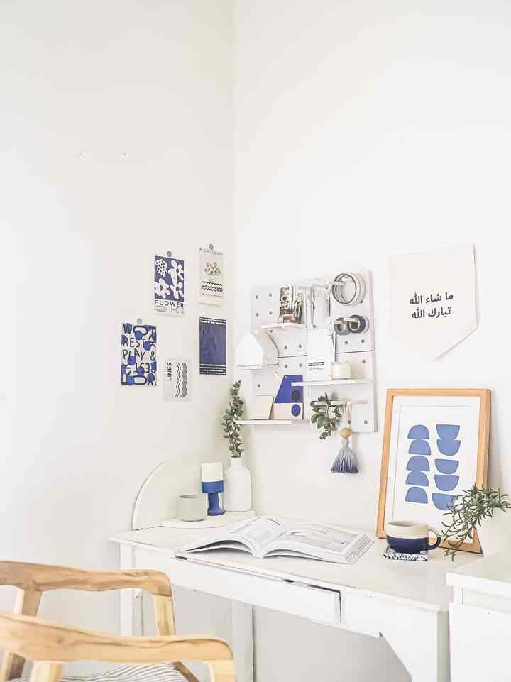 Ruang kerja yang paling ramai dengan printilan, walaupun sebagian besar ruangan lainnya lebih minimalis. Ruangan ini rasanya jadi ekspresiku untuk menuangkan elemen dekoratif yang lebih banyak dari yang lain 🤍

#rumahlama 
#bandung 
#decorlowbudget
#selfmakeover 
#japandi
#homeoffice 