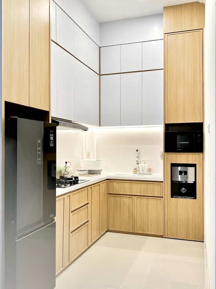 Inspirasi interrior dapur letter L
Ruangan ini terakhir kami request ke developer untuk disiapkan menjadi dapur. Dengan keterbatasan ruang, kami memutuskan untuk meminta bantuan jasa interrior mendesain kitchen set di dapur kami. Lagi-lagi alasan utamanya adalah untuk memaksimalkan ruangan yang ada sehingga bisa berfungsi maksimal juga.

Kami memang meminta jasa interrior mendesain dapur kami full kabinet sampai plafon supaya banyak penyimpanan dan meminimalisir kerja beberes debu di bagian atas kabinet. Ini salah satu tips buat kamu juga kalau mau meminimalisir ngelap-lap debu 😂 selain itu juga utk kesan look yang lebih clean dan minimalis.

Tata letak elektronik dapur juga sangat dibantu jasa interior utk memastikan jalur listrik dan air aman. Semua disesuaikan dengan kondisi yang ada di rumah eigen sementara memang sudah ada template dari developer. Jadi berproses pelan-pelan mengisi dapurnya ya 😊

Interior designer kami @iqbalzakaria di @archdemizya

#bangunrumah #renovasirumah #interiordesigner #rumahdeveloper #tangsel #85msq #japandi #kitchenideas #dapur 