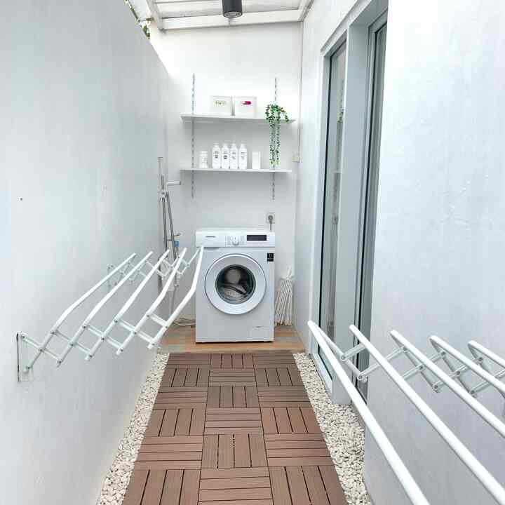 Intip laundry room kami yang kata orang -orang kayak gang senggol. Karena lebar 1, 10m panjang 5m ini project pribadi, semua bahan kami beli sendiri. Ruang laundry ini merupakan ruangan viral di rumah kami. Cukup banyak qna nya khusus ruang laundry ini, karena simpel dan juga khusus kami buat agar kegiatan cuci jemur bisa rapi dan menyenangkan 😄

#laundryroomideas #laundryroom #minimalist #rumahdeveloper #rumahsudut #rumahhook #makassar #decorlowbudget