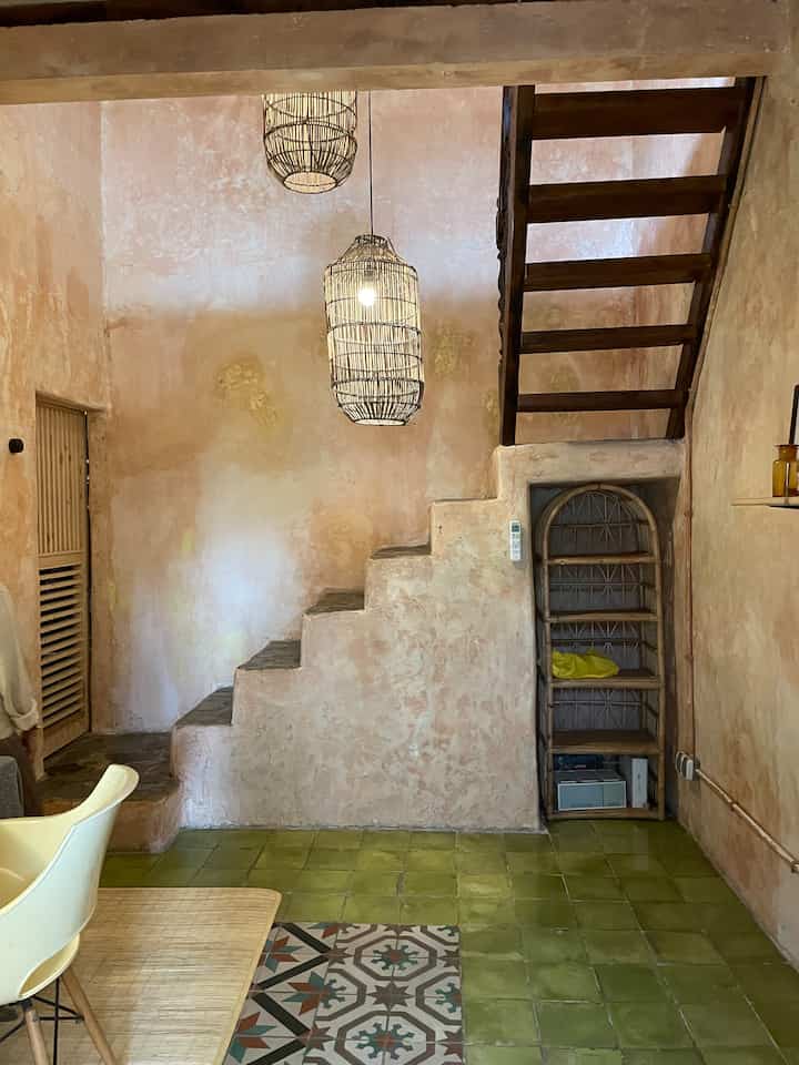 Caraku mensiasati ruangan kecil adalah dengan membuat high ceiling, lalu membuat mezanine bedroom, dimana diatas untuk meletakan kasur untuk tidur sementara dibawah untuk akses kamar mandi dan storage, ruangan jd terlihat lapang dan banyak space
 #rumahmungil #tinyspace #nevertoosmall #rumahwowi #rumahmaroko #rumahtematik #aestheticbedroom 